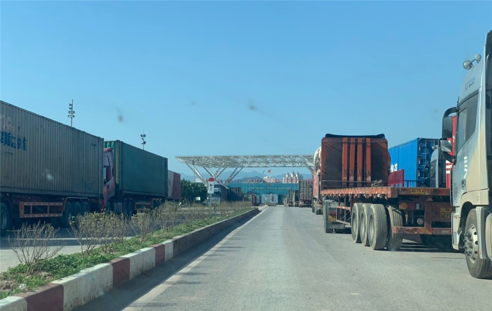 Cửa khẩu Quốc tế Móng Cái: Nhộn nhịp xuất nhập khẩu, xuất nhập cảnh tại Quảng Ninh